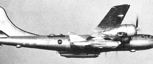 1.Ту-4КС в полете.