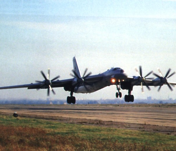 1.Ту-95МА на взлете.