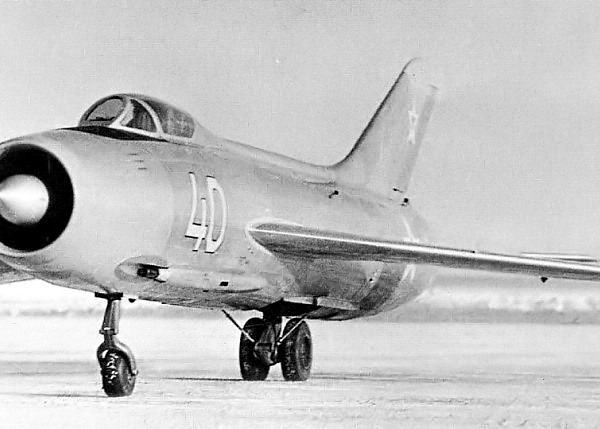 1.Як-140 с двигателем АМ-9Д на аэродроме ЛИИ. Январь 1955 г.