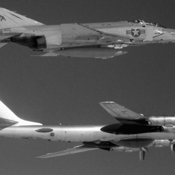 10.Истребитель США F-4 навязывает сопровождение Ту-95РЦ. 1982 г.