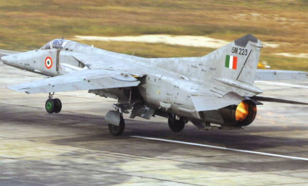 10.МиГ-23БН ВВС Индии на взлете.