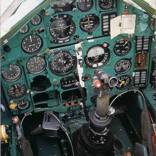 10.Приборная доска МиГ-25П.