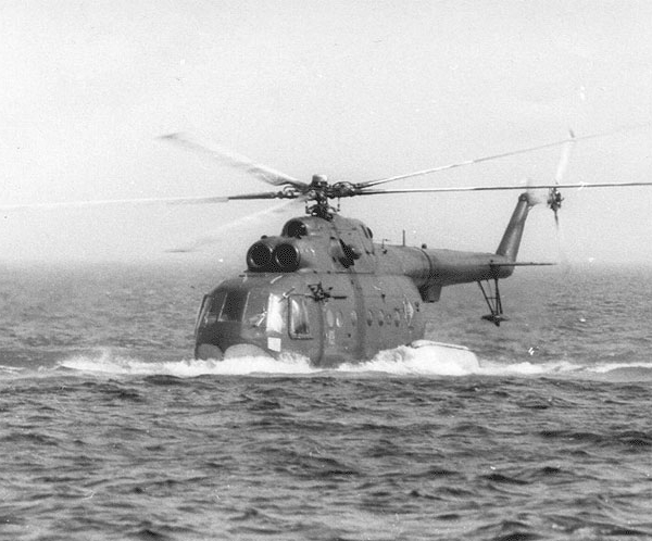 10.Вертолет-амфибия Ми-14ПЛ на воде.