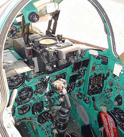 12.Кабина пилота МиГ-23БН.
