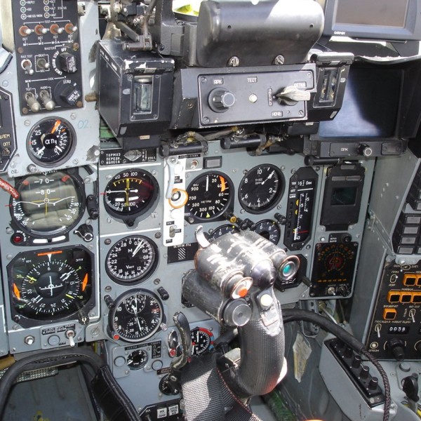 Приборная панель кабины МиГ-29 (9-12).