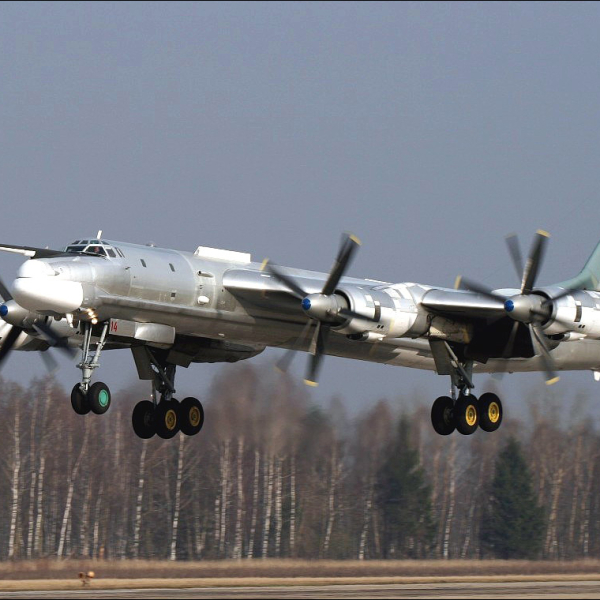 12.Ту-95МС заходит на посадку.