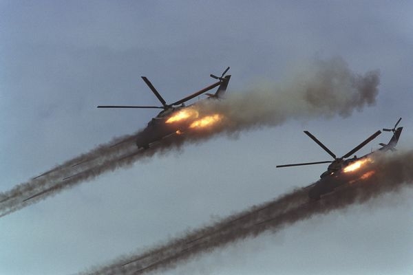 14.Пара Ми-24-х ведёт огонь.