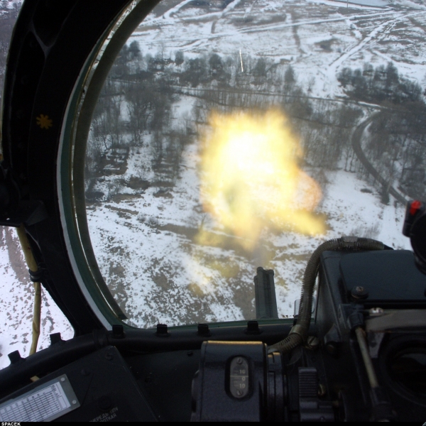 16.Огонь из УСПУ-24 на Ми-24.Вид из кабины штурмана-оператора.
