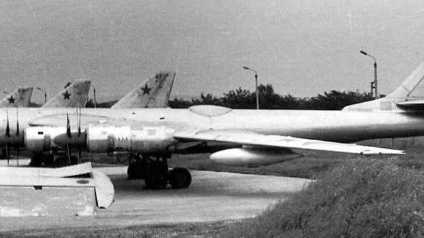 1а.Ту-95ЛАЛ на стоянке.