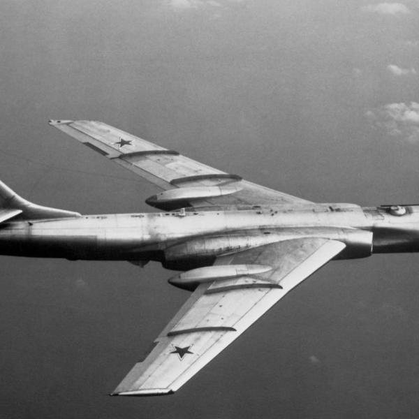1б.Средний бомбардировщик Ту-16 в полете.