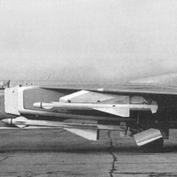 1в.Опытный МиГ-23 (23-11-2) с макетами ракет К-23.
