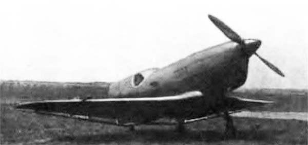 2.БИЧ-21 на лётном поле.