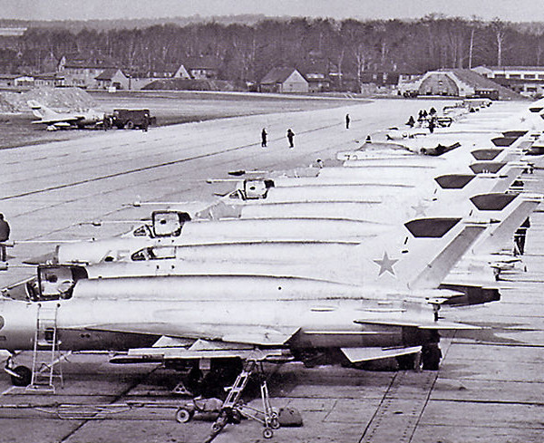 2.Истребители МиГ-21СМТ на стоянках.