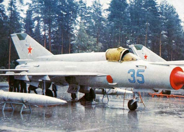 2.МиГ-21МФ на стоянке.