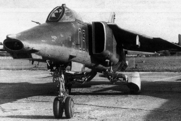 2.МиГ-27К первых серий на стоянке.