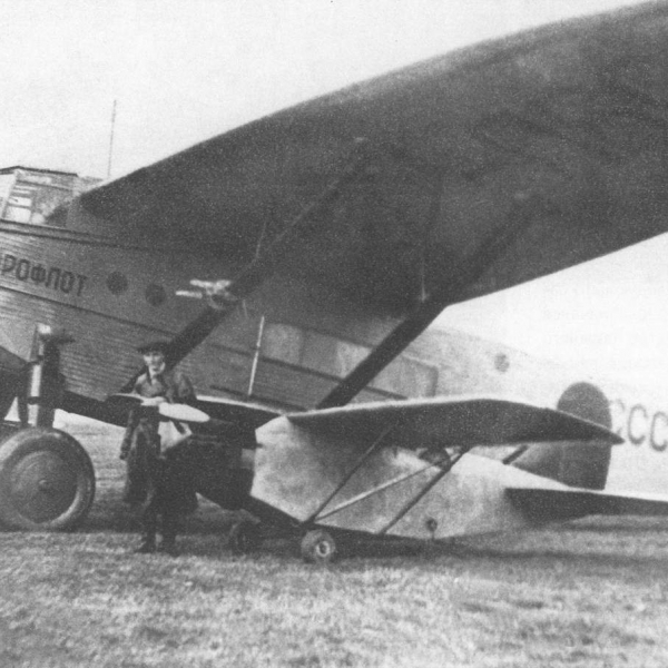 2.П.Грушин на Тушинском аэродроме перед показ.полётом Октябрёнка. 1938 г.