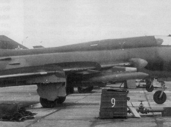 2.Су-17М3 с контейнером Метель под крылом.