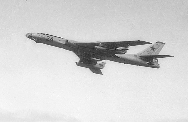 2.Ту-16К (КС) в полете.