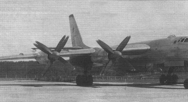 2.Ту-95К № 6800404 с самолетом-снарядом Х-20.