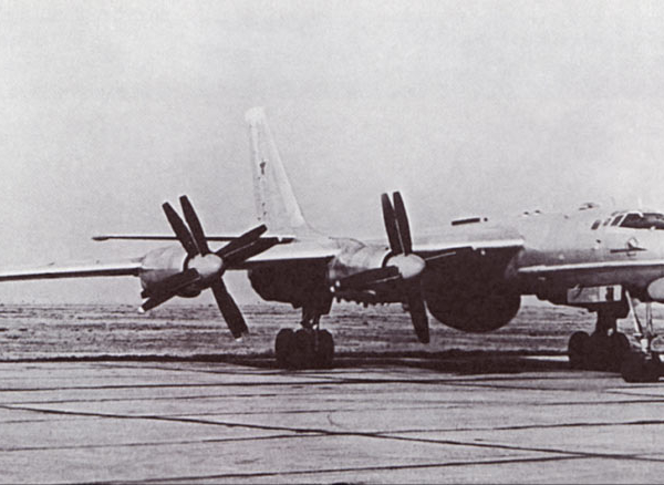 2.Ту-95РЦ на стоянке.
