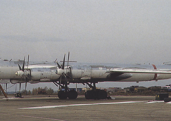 2.Ту-95У на аэродроме под Энгельсом.