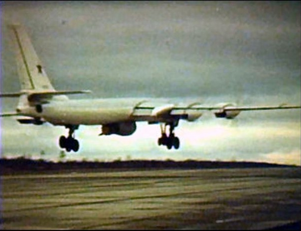 2.Взлет Ту-95В с изделием 202.