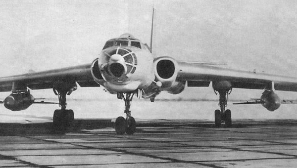 2а.Ту-16КСР с ракетами на подвеске.