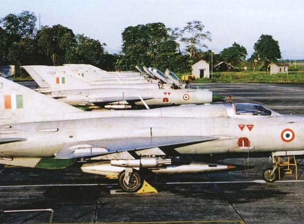 3.МиГ-21ФЛ ВВС Индии на стоянках.