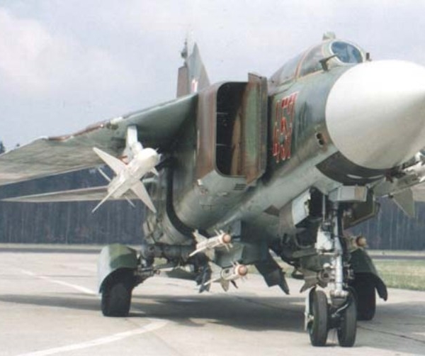 3.МиГ-23МФ на рулежке.