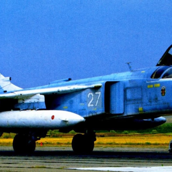 3.Су-24 с ПТБ на стоянке.