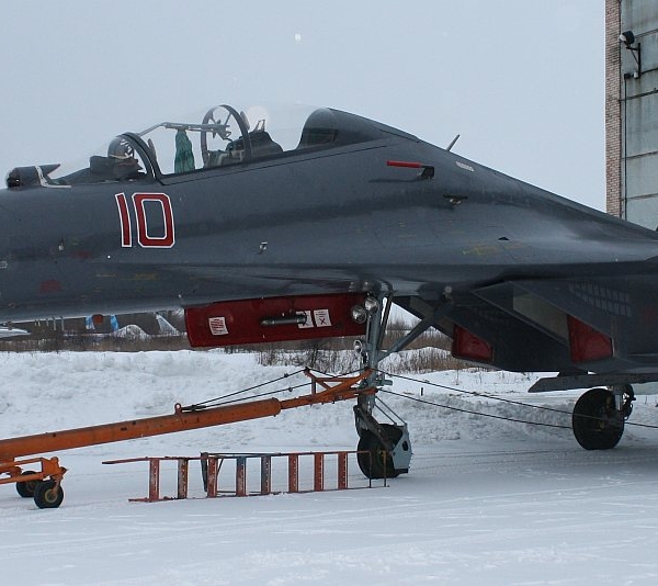 3.Су-27УБ перед буксировкой.