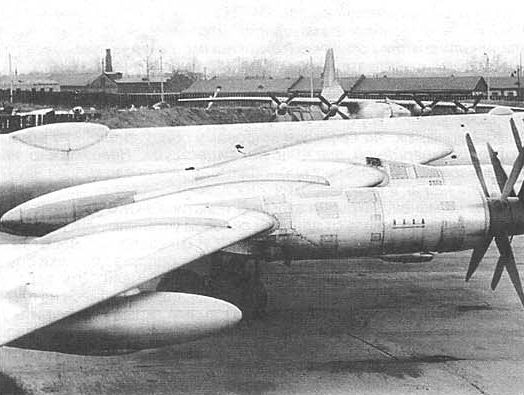 3.Ту-95ЛАЛ. На переднем плане - контейнер с датчиком излучения.