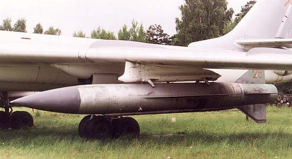 4.Крылатая ракета КСР-5 под крылом Ту-16К-26. Музей ВВС Монино.