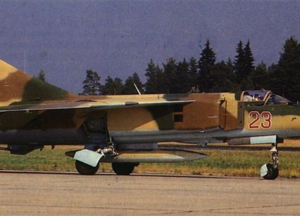 4.МиГ-23С на рулежке.
