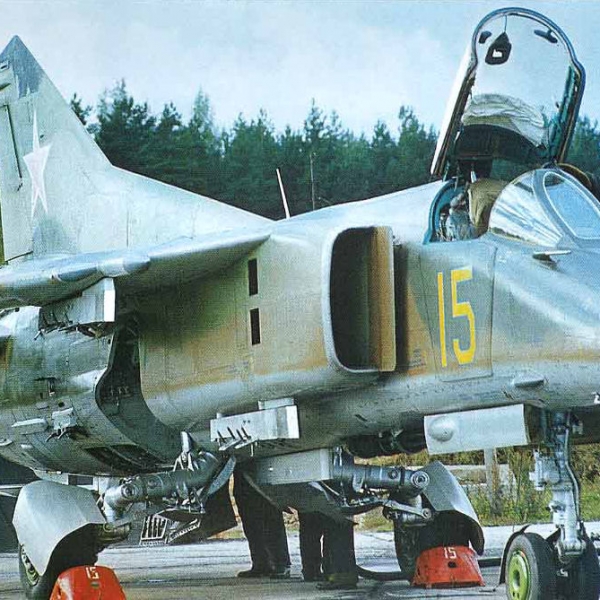 4.МиГ-27 на стоянке.