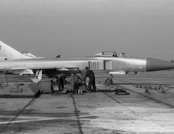 4.Первый предсерийный Су-15.