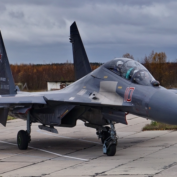 4.Су-27УБ на рулежке. Аэродром Бесовец в Карелии. Весна 2013 г.