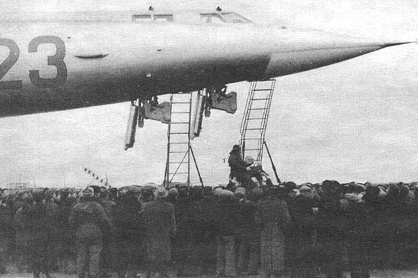 4.Встреча экипажа М-50А после первого полета.