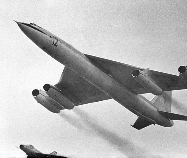 5.М-50 в сопровождении пары МиГ-21. Тушино, 1961 г.