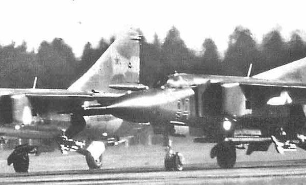 6.МиГ-23М (справа) и МиГ-23МЛ.