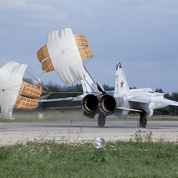 6.МиГ-25П на пробеге.