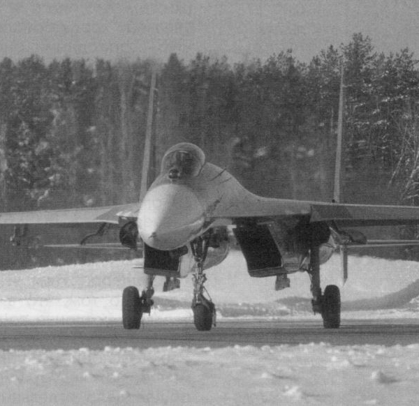 6.Один из первых Су-27 на рулежке.