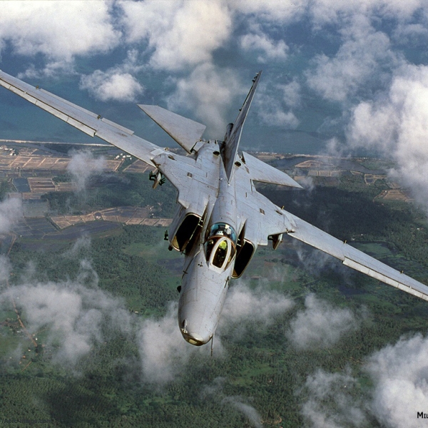 7.Истребитель-бомбардировщик МиГ-27М ВВС Шри-Ланки в полете.