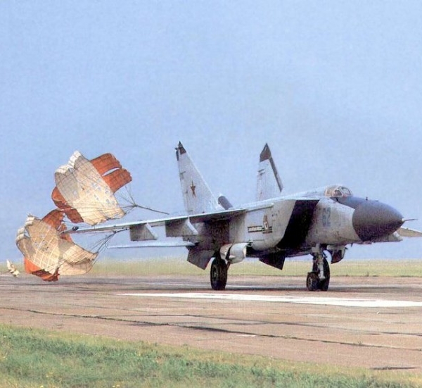 7.МиГ-25П на пробеге.