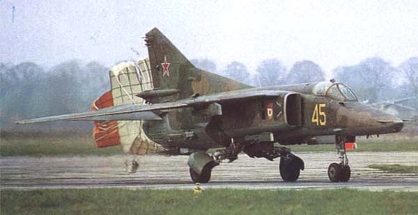 7.МиГ-27Д после посадки.