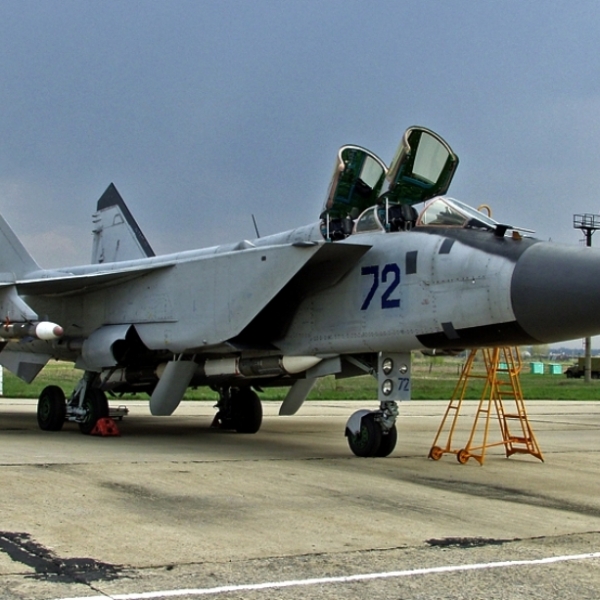 7.МиГ-31Б на стоянке.