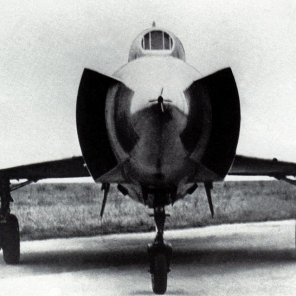 7.Опытный самолет Т-49. Вид спереди.