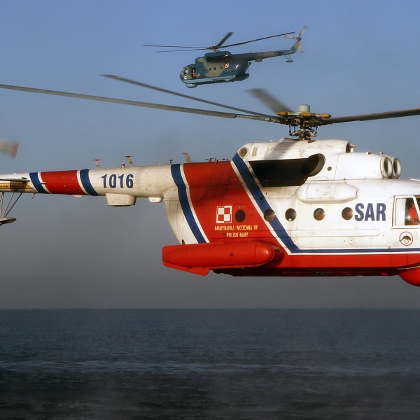7.Поисково-спасательный Ми-14 ВМС Польши. На 2-м плане Ми-14ПЛ.