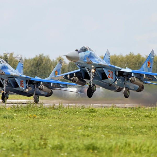 Пара истребителей МиГ-29 (9-12) ВВС Казахстана на взлете.