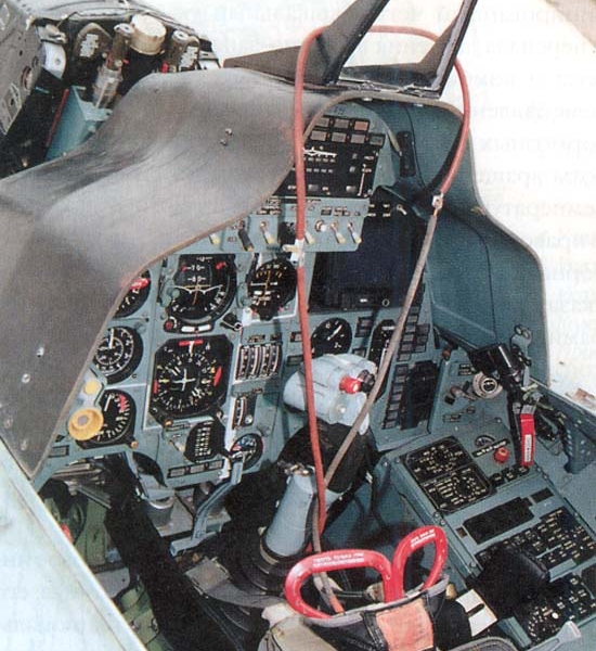 8.Задняя кабина Су-27УБ.